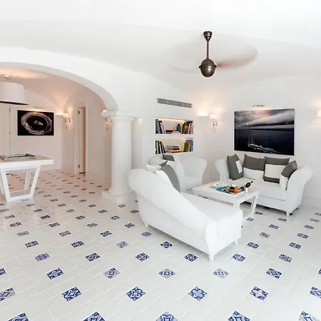 Gebze Sleeps 24 With Pool And Air Con *