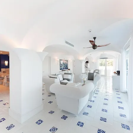 Gebze Sleeps 24 With Pool And Air Con Villa